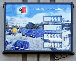 Panneau d'affichage de la production d'électricité solaire, situé sur un bâtiment scolaire