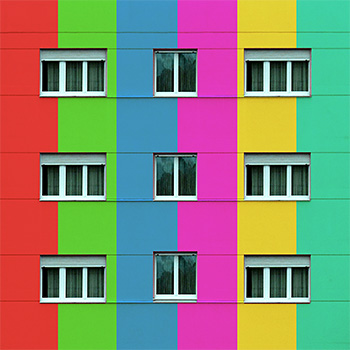 Façade d'immeuble peinte de plusieurs couleurs