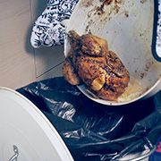 Un poulet rôti est jeté à la poubelle