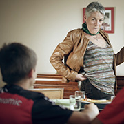 Une grand-mère sexy dance devant ses petits enfants