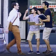 Un homme qui marche dans la rue est arrêté par deux personnes qui veulent lui faire signer une initiative