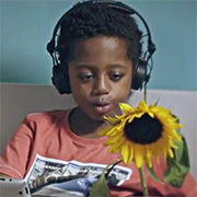 Un enfant parle à un tournesol