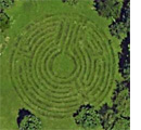 Un labyrinthe dans une prairie