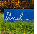 Panneau UNIL dans l'herbe