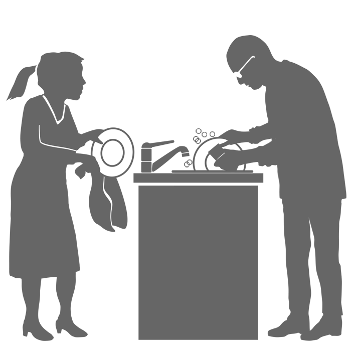Deux personnes font la vaisselle: un lave, l'autre essuie