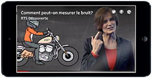 Image de la vidéo: une journaliste parle du bruit d'une moto
