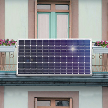 Un panneau solaire photovoltaïque installé sur la rambarde d'un balcon