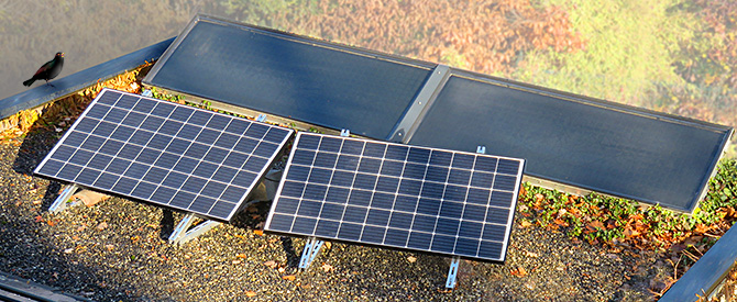 2 capteurs solaires thermiques et 2 panneaux solaires photovoltaïque