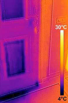 Porte d'entrée vue par une caméra thermique