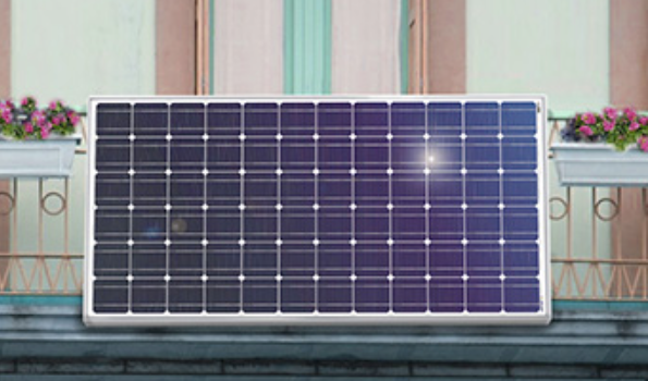 Panneau solaire photovoltaïque sur une barrière de balcon